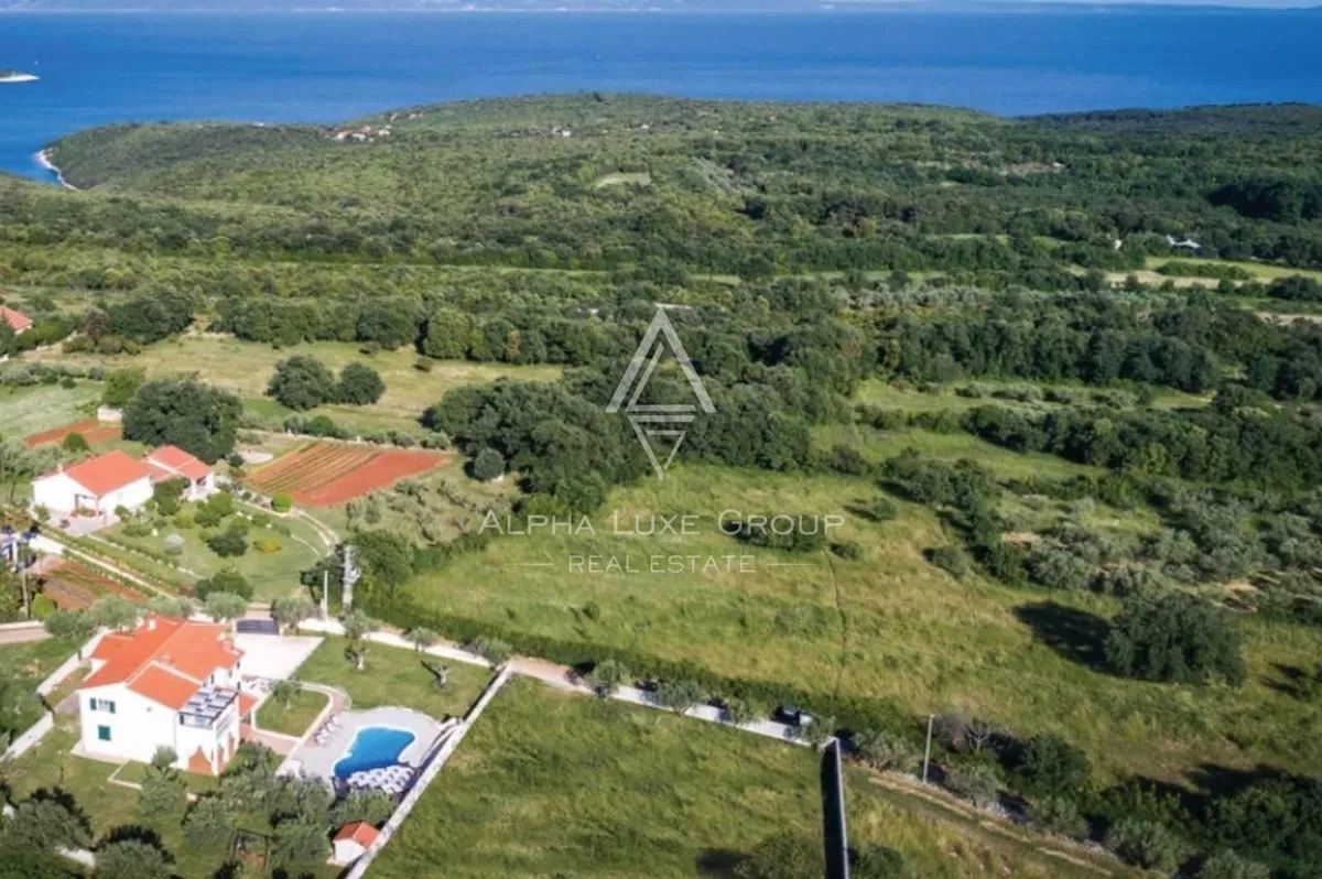Istra, Peruški : Zemljišče s pogledom na morje ob obali