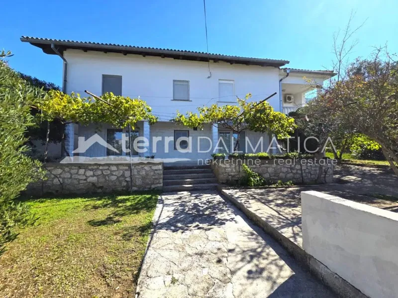 Haus auf der Insel Murter mit 4 Wohneinheiten, Garage und großzügigem Garten