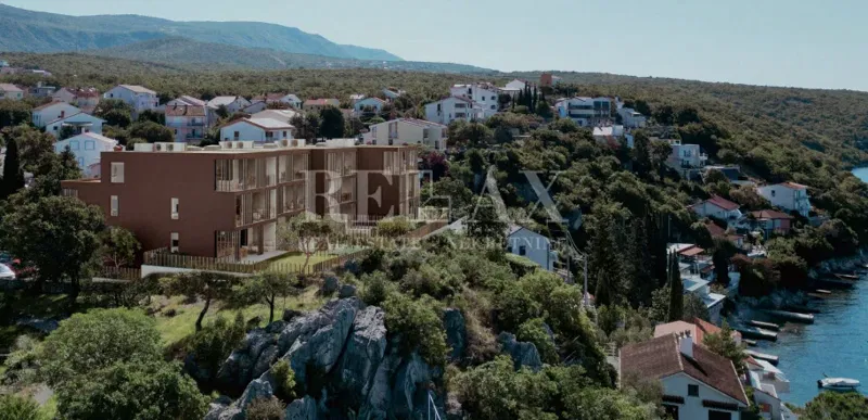Kraljevica - stan s terasom i okućnicom u modernoj novogradnji