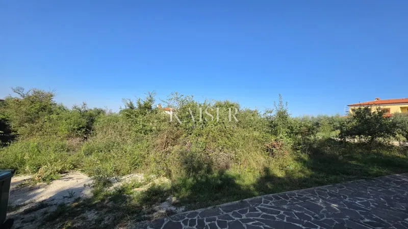 UMAG, ISTRA – GRAĐEVINSKO ZEMLJIŠTE NA MIRNOJ LOKACIJI, 6 KM OD CENTRA
