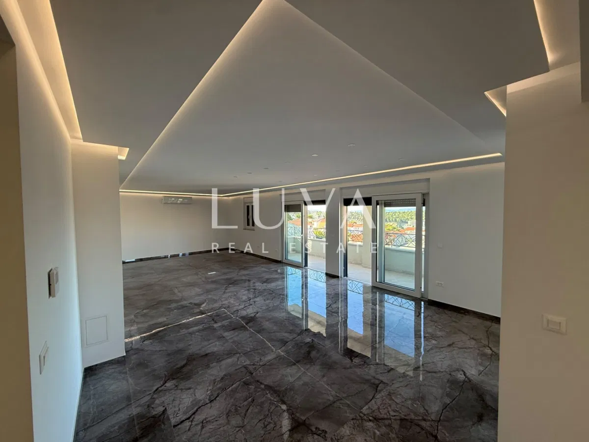 Makarska, 5s stan 182 m2 s terasom i parkingom, novogradnja