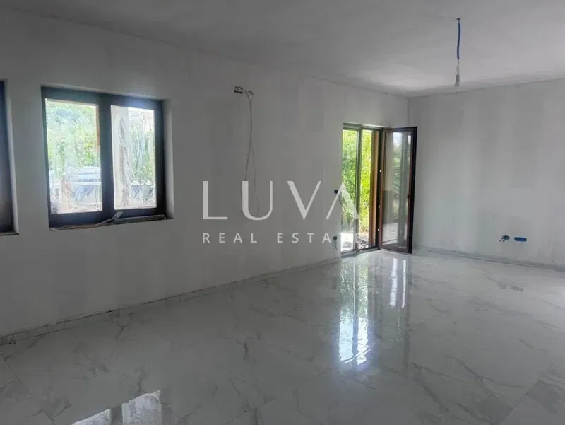 Istra, Poreč, 3S u prizemlju s terasom i okućnicom, 80 m²