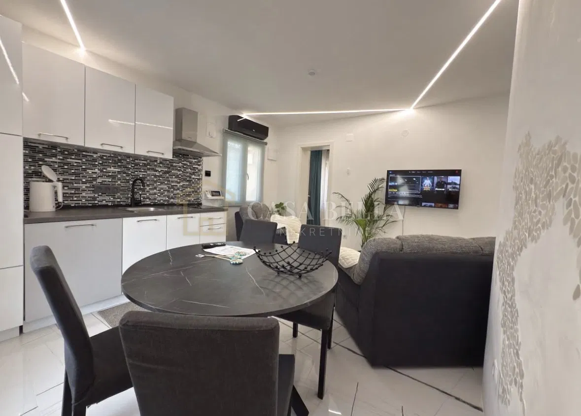 NOVI VINODOLSKI, 1S+DB, 45 m2, novouređen stan