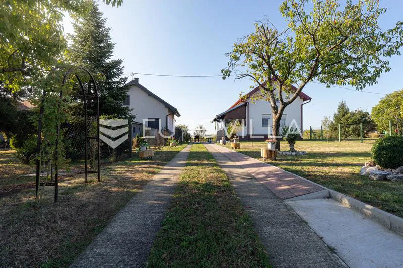 Mandićevac, prekrasna uređena kuća s vrtom i terasom, 145 m²