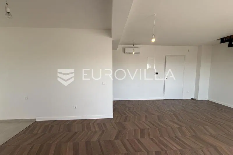 Kaštel Kambelovac, useljiv trosoban stan na izvrsnoj lokaciji