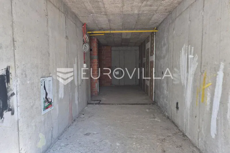 Zagreb, Kustošija, ulični poslovni prostor 53.50 m², u prizemlju stambeno poslovne zgrade, ROH, BAU