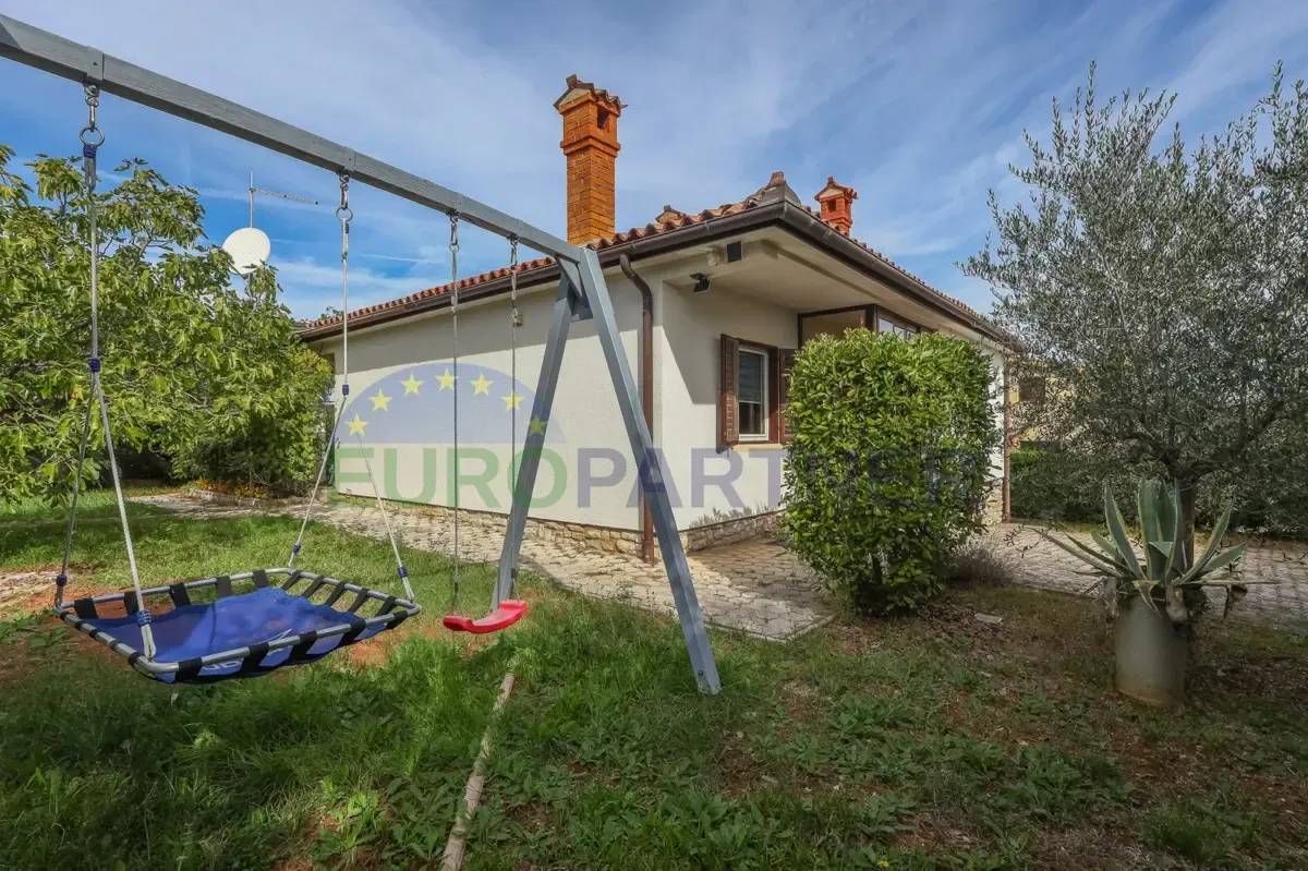 Prizemnica s dva pomoćna objekta, svega 5 km od Poreča