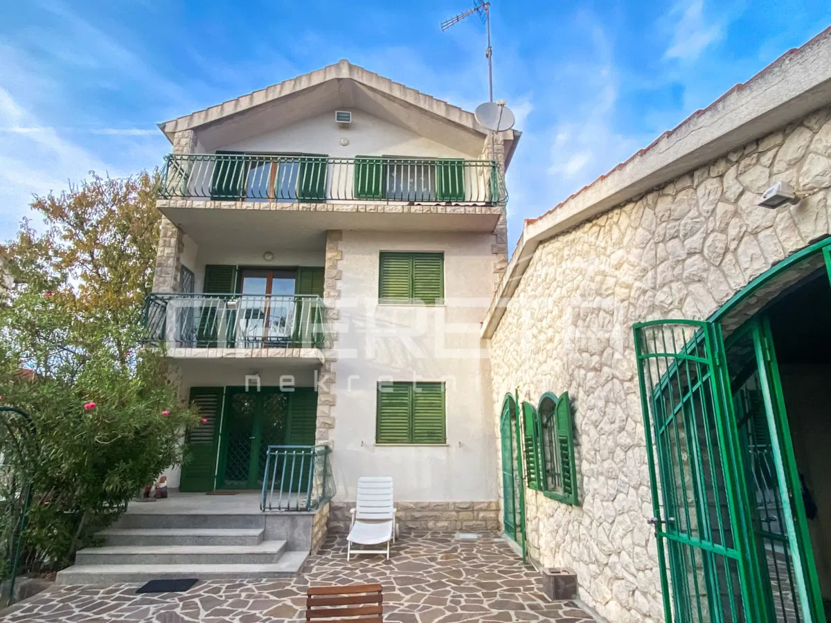 Brodarica – casa con 3 appartamenti, giardino e vista mare