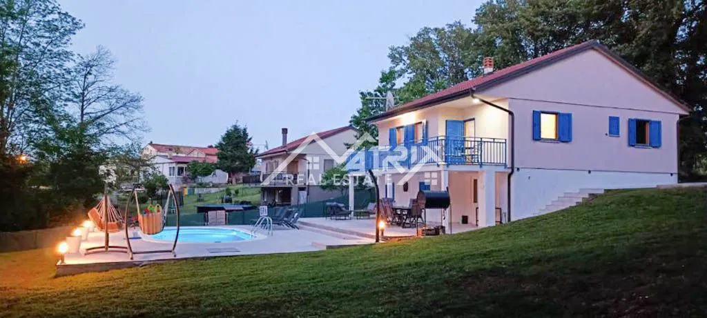 Samostojeća kuća s bazenom, 2 odvojene stambene jedinice + vanjska kuhinja