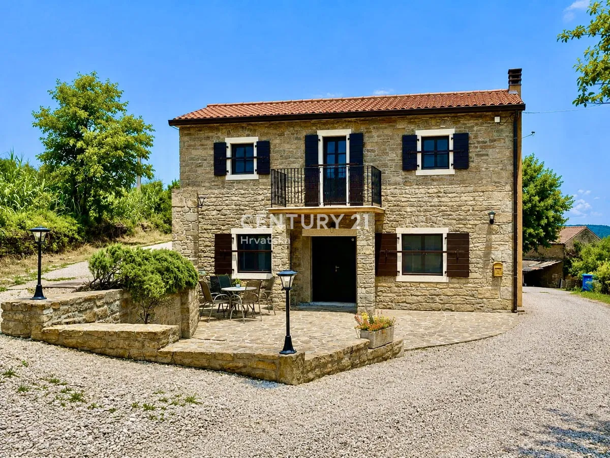 GROŽNJAN, OKOLICA, SAMOSTOJEĆA KUĆA OKRUŽENA PRIRODOM!
