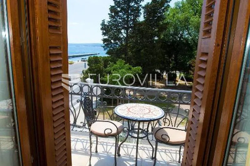 Crikvenica, zimski NAJAM, trosoban stan 73 m², prvi red do mora, balkon i pogled na more
