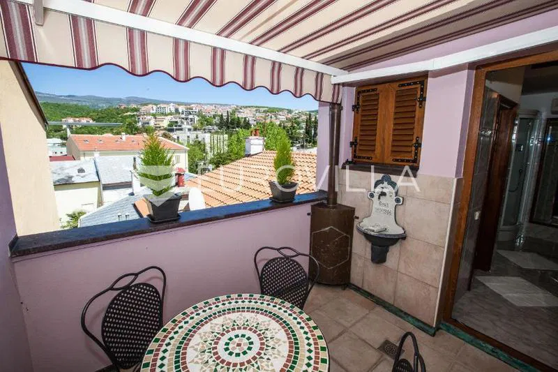 Crikvenica, zimski NAJAM, trosoban stan 72 m², prvi red do mora, balkon i pogled na more