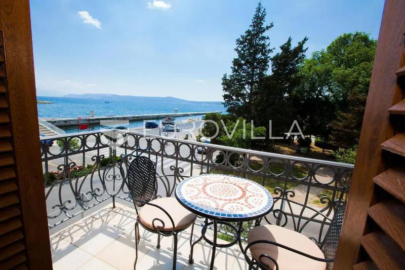 Crikvenica, zimski NAJAM, trosoban stan 69 m², prvi red do mora, balkon i pogled na more