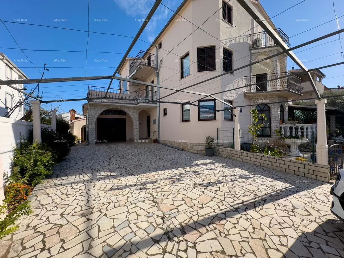 Velika kuća s 4 stana- Pješčana uvala!