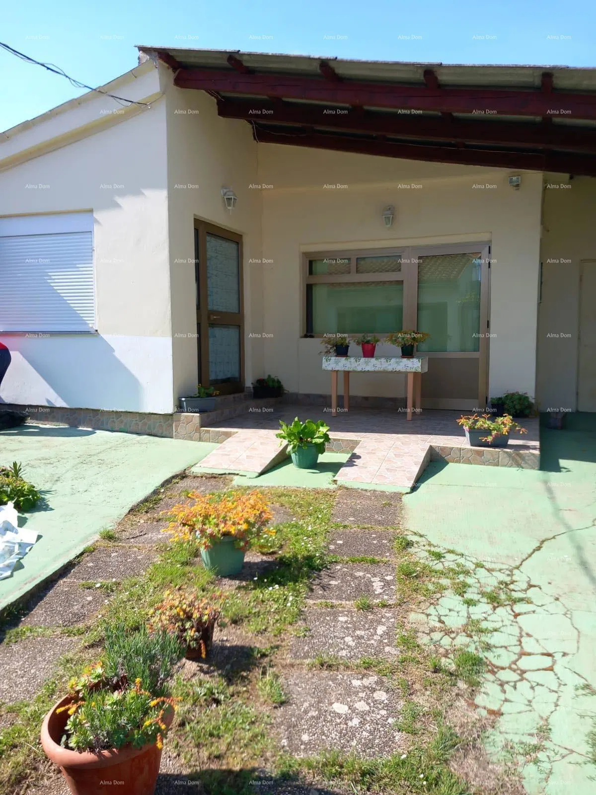 Na prodaju obiteljska kuća u Puli s odvojenim apartmanom