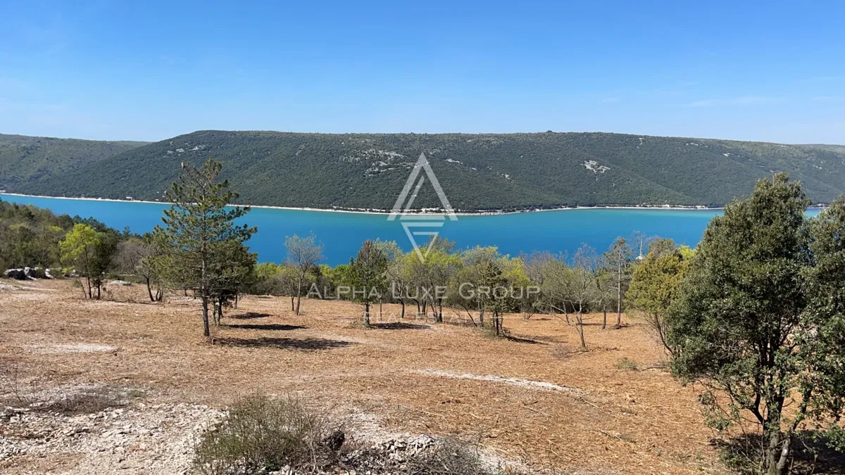 Trget_ Prekrasno zemljište s pogledom na more
