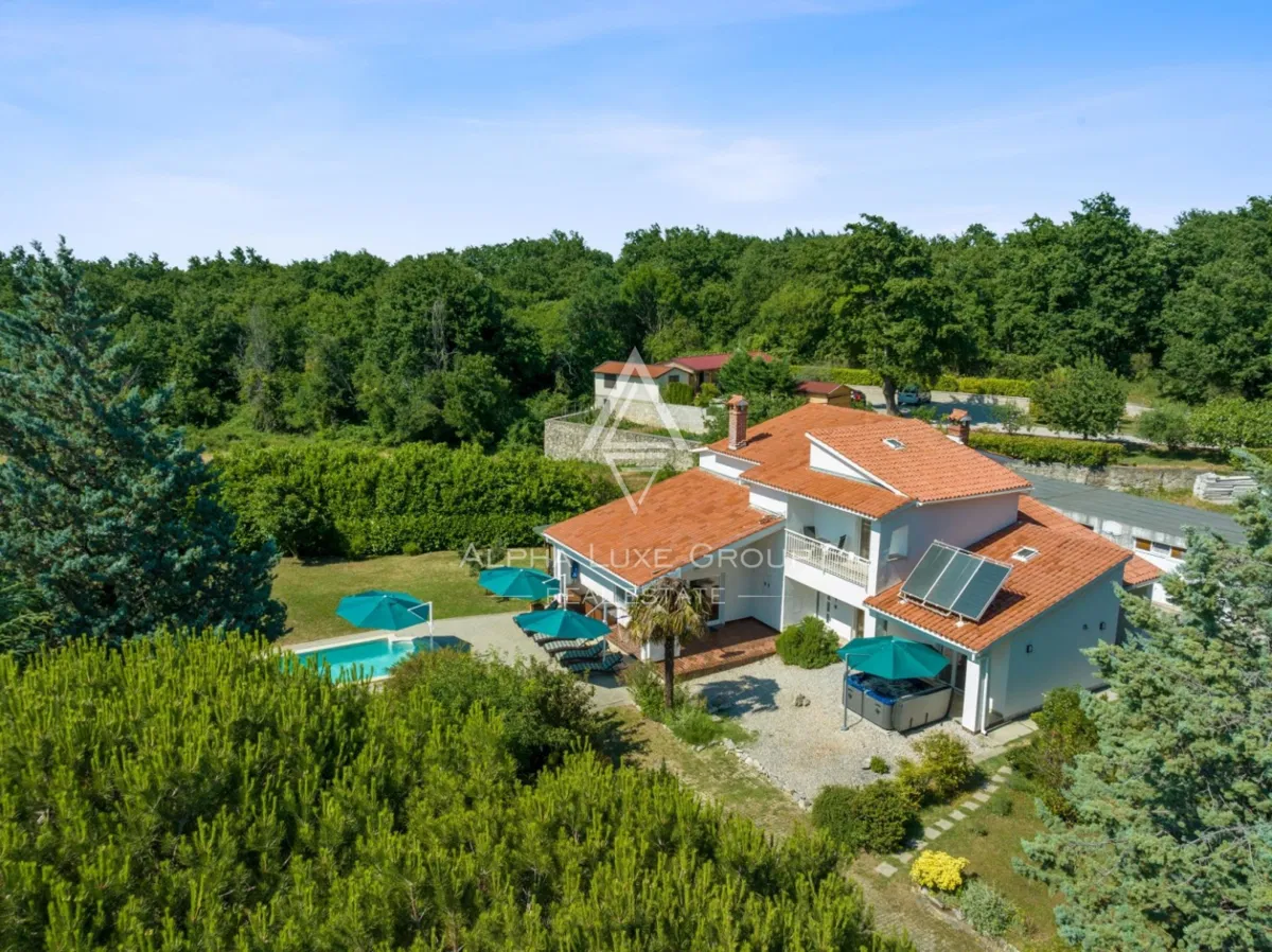 Renovirana vila u južnofrancuskom stilu na obali istočne Istre!