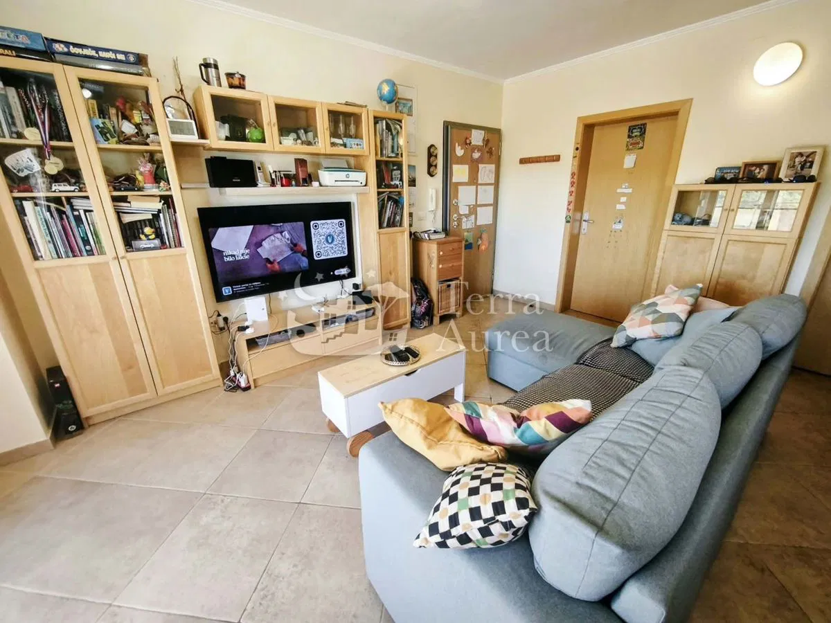 Apartman s dvije spavaće sobe, garažom i parkirnim mjestom, 500 m od mora, grad Krk