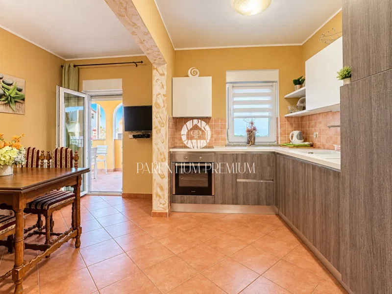Novigrad – appartamento con grande terrazza, a 500 m dal mare