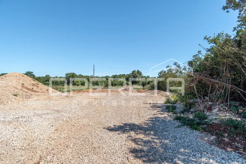 Istra, Pula – gospodarsko zemljišče 2.340 m², cone I2 in K1 – 2