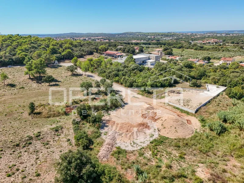 Istra, Pula – gospodarsko zemljišče 2.340 m², cone I2 in K1 – 3