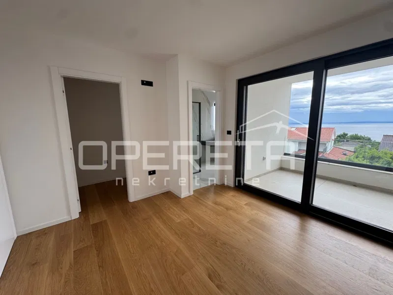 Luksuzan dvoetažni stan s okućnicom i pogledom na more – 2