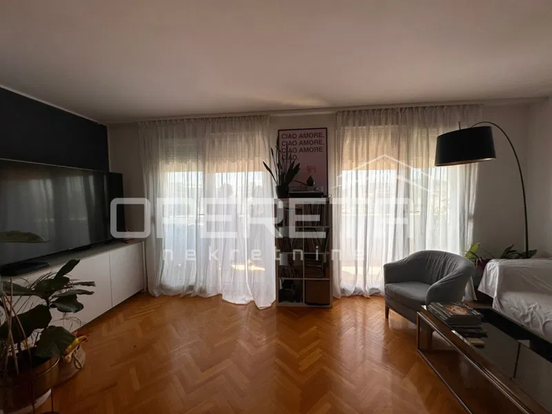 Split, Sukoišan, Orine Gebäude, komfortable Zweizimmerwohnung mit 2 WCs, Garagenplatz