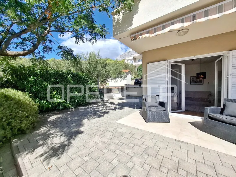 MAKARSKA / VSELJIV STAN - PRIZEMLJE. TERASA, VRT S POGLEDOM NA MORJE – 3