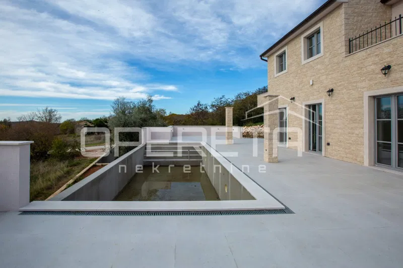 Prostorna samostojna vila z neskončnim bazenom in garažo. – 2