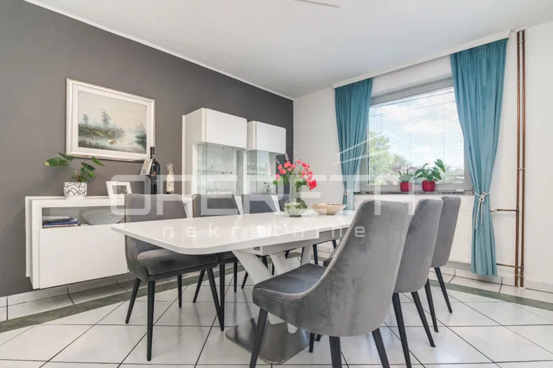 VENDITA, CASA, DUGO SELO, Lukarišće, indipendente con due unità abitative, 330 m2 in un quartiere tranquillo