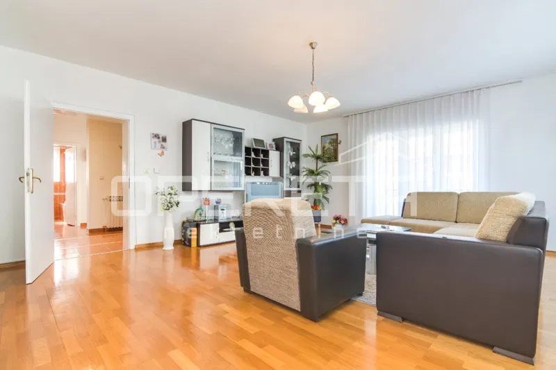 VERKAUF, HAUS, VELIKA GORICA, GAJEVA, NKP: 325m2, Grundstück: 857m2 – 2