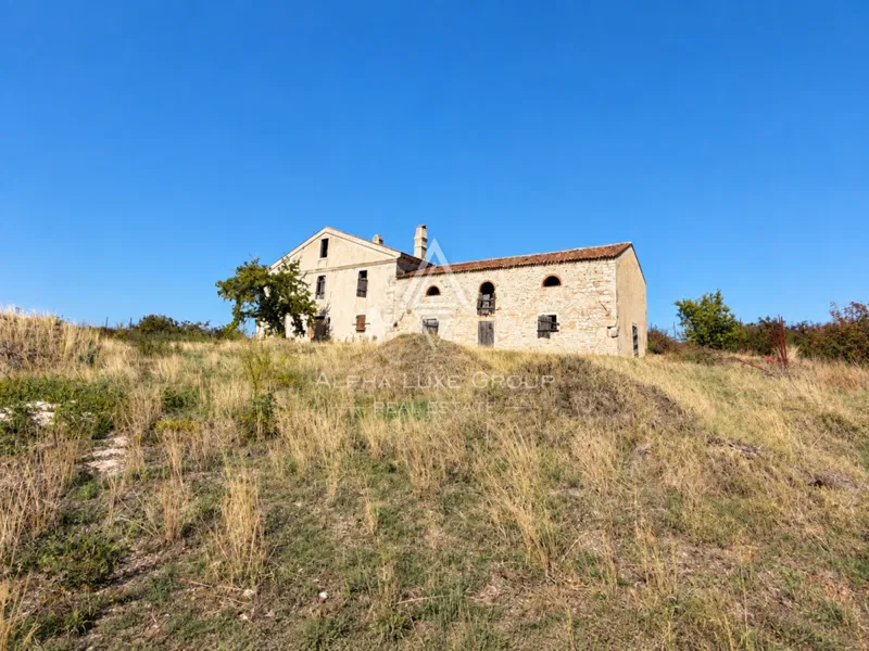 Istria, Pula : Historické kamenné sídlo pri Meduline – 3
