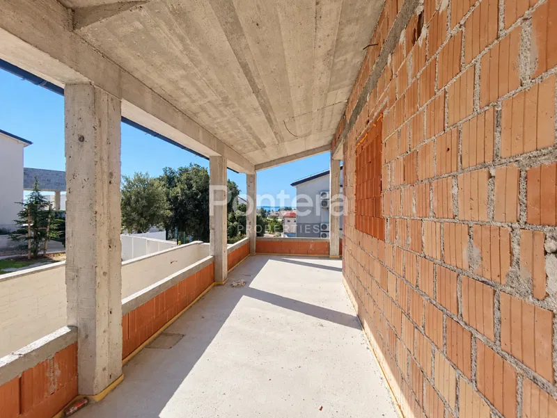 ISTRA, BARBARIGA – stan u prizemlju s velikom natkrivenom terasom, pogledom na more i garažom – 3