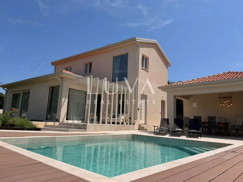 Istra, Poreč, moderna vila s bazenom i vrtom, 180 m² – 2