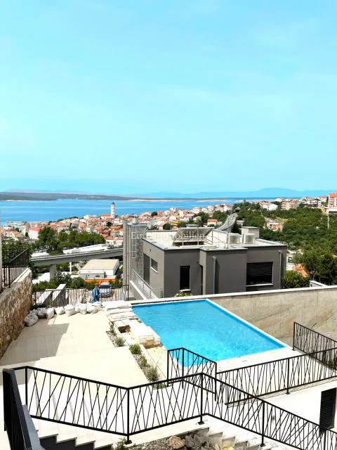 Crikvenica – stan u prizemlju s pogledom i okućnicom – 2