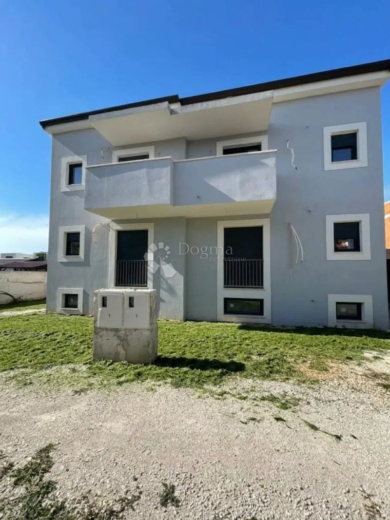 DVOJNA KUĆA S BAZENOM I POGLEDOM NA MORE – 700 M OD MORA – PEROJ – 2