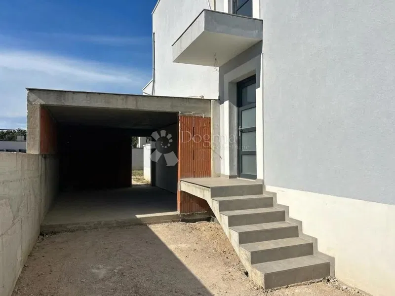 DVOJNA KUĆA S BAZENOM I POGLEDOM NA MORE – 700 M OD MORA – PEROJ – 3