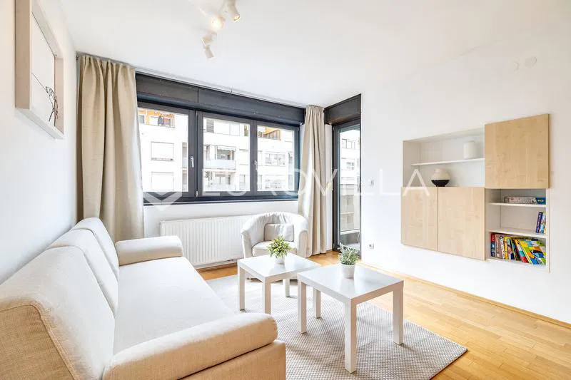 Zagreb, City Center, 43 m² two-room apartment with a loggia