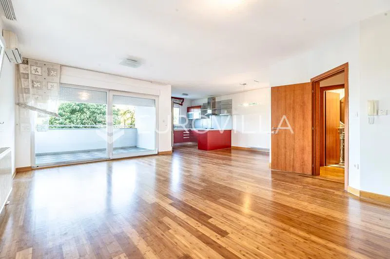 Zagreb, Vrhovec, Vidovčica - trosoban stan 110 m², terasa, parking, spremište, bazen