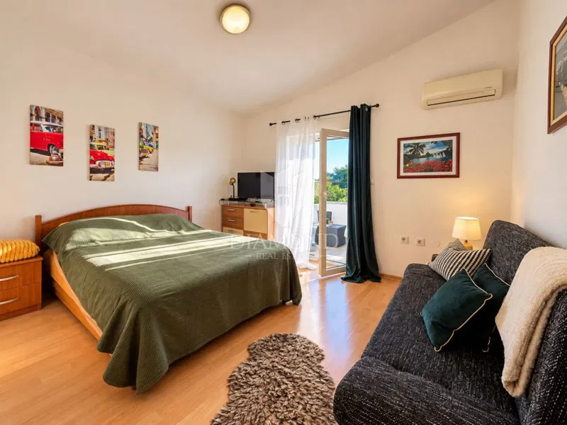 Novigrad, Studio in der Nähe des Zentrums mit großer Terrasse! – 2