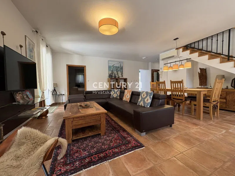 VIŠNJAN, ISTARSKA KAMENA VILA S BAZENOM -150 m² – 2