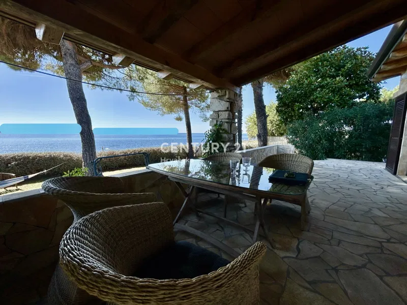 UMAG, WEST COAST OF ISTRIA, HOUSE IN THE FIRST ROW TO THE SEA, A RARITY ON THE MARKET! – 2