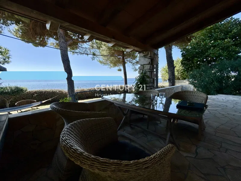 UMAG, WEST COAST OF ISTRIA, HOUSE IN THE FIRST ROW TO THE SEA, A RARITY ON THE MARKET! – 3