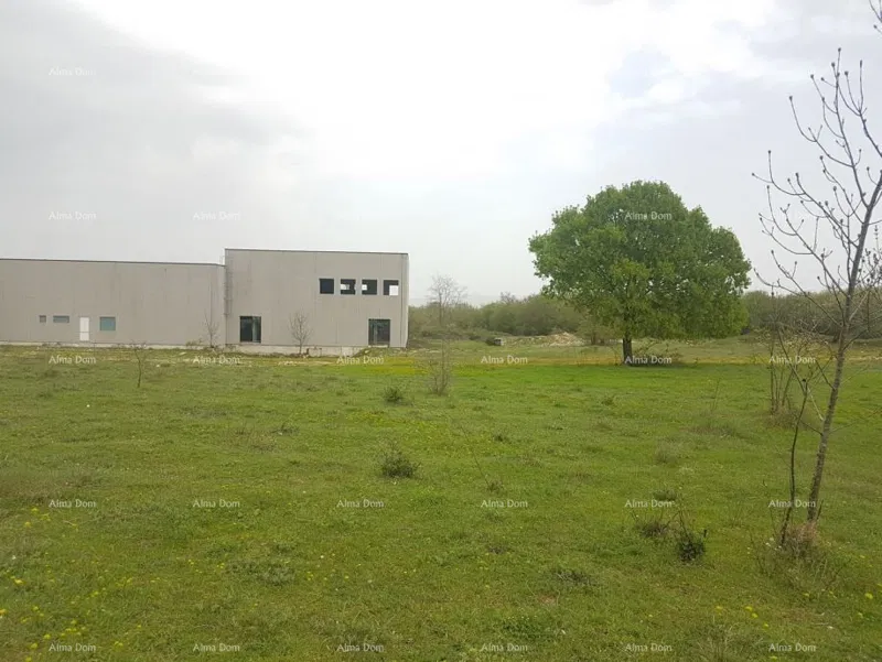 BAUGRUNDSTÜCK MIT PRODUKTIONSHALLE – BARBAN, 29.456 m² – 2