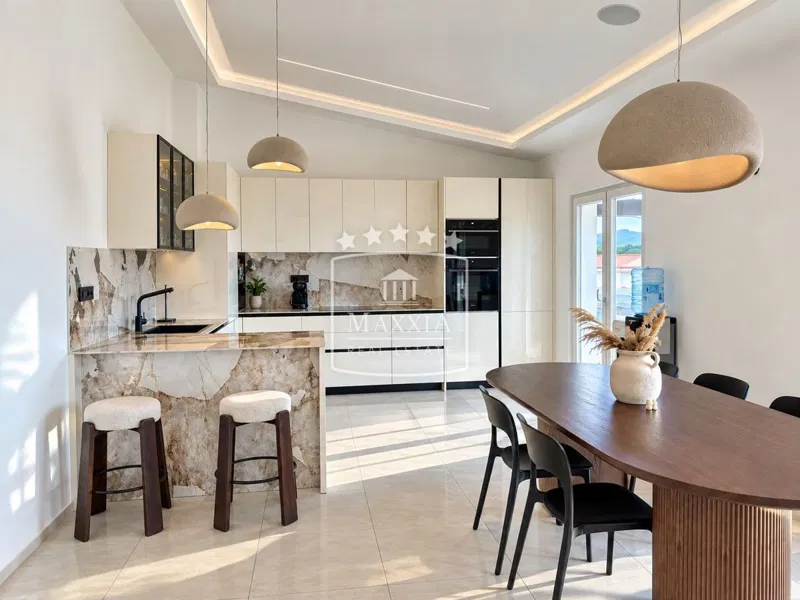 Pridraga-Luksuzna kuća s pogledom na more – 492 m², penthouse, 5 apartmana,i poslovni prostor – 3