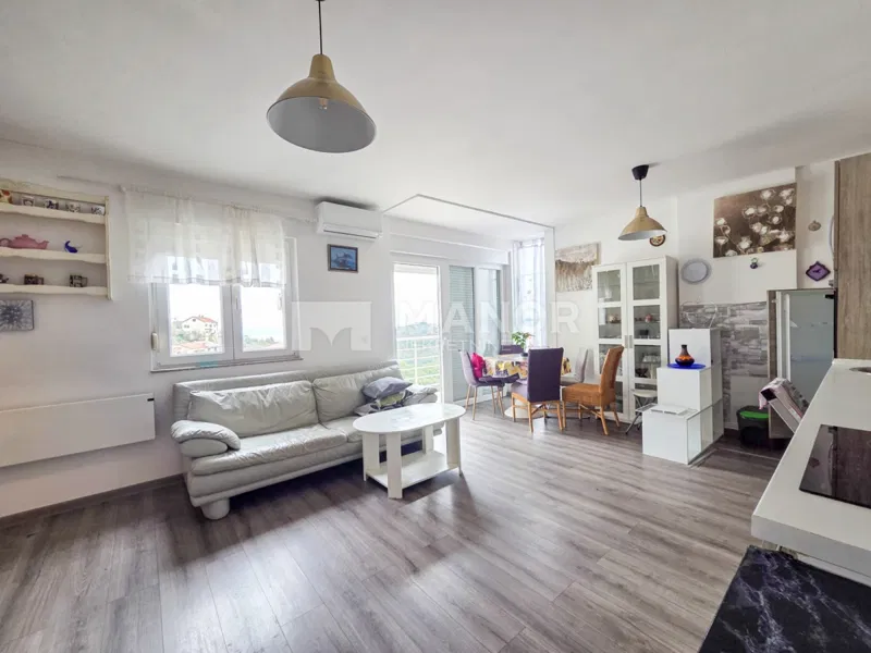 VIŠKOVO – Dvoetažni 2S+DB stan s balkonom i 2 parkirna mjesta za najam, 75 m² – 2