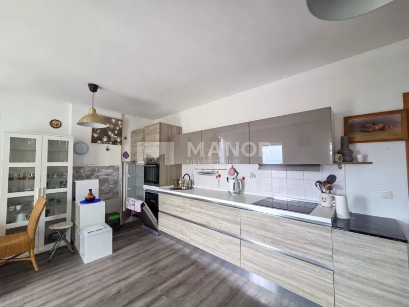 VIŠKOVO – Dvoetažni 2S+DB stan s balkonom i 2 parkirna mjesta za najam, 75 m² – 3