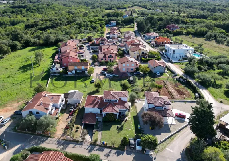 DŮM S DVOŘIŠTĚM – MOŽNOST KOUPĚ ČÁSTI NEBO CELÉHO DOMU – 3