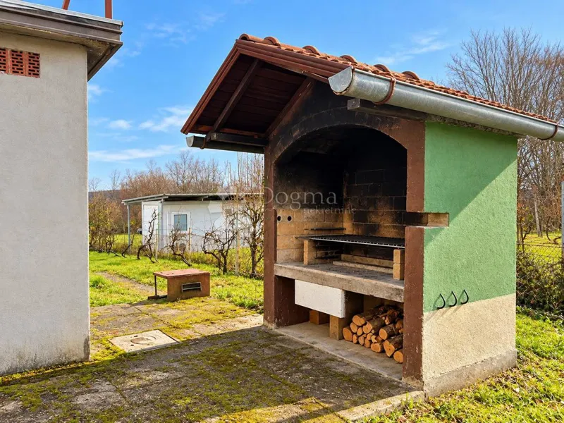 GUDCI – VIKENDICA NA 1.068 m², TERASA, GARAŽA I BUNAR – 2