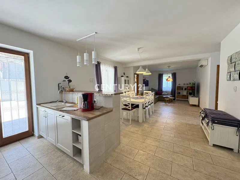 POREČ, OKOLICA, KAMENA KUĆA S VELIKIM VRTOM I BAZENOM- 185,34 m² – 2